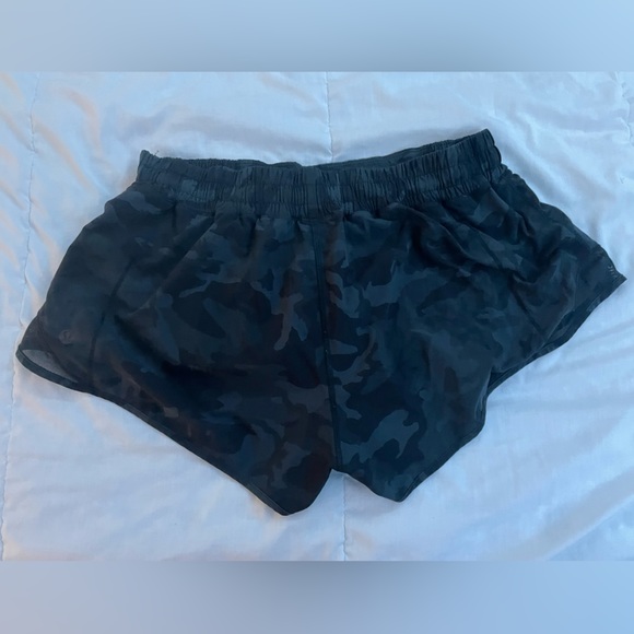 lululemon hotty hot shorts - Picture 2 of 3